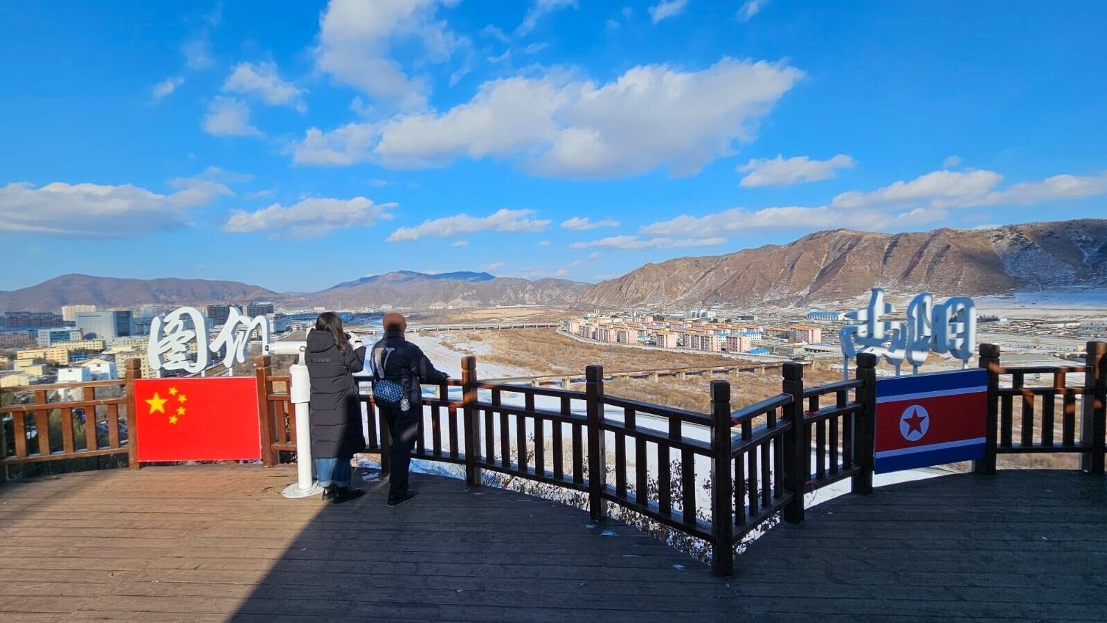 沿着棧道步上南陽亭,兩國交界一覽無遺。