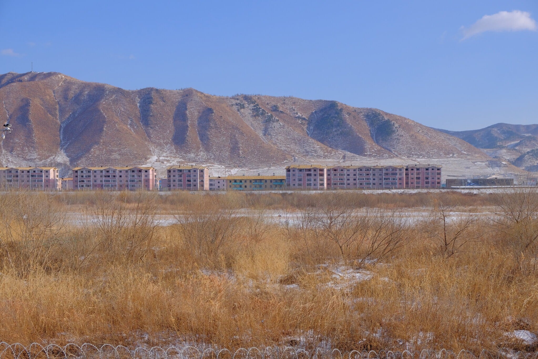 朝鮮的建築總讓人不禁猜想裏頭是否有人居住。