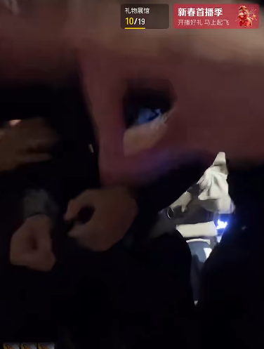 抖音網紅賈星在奧克蘭直播跳舞時,突然被多名男子毆打。(抖音)