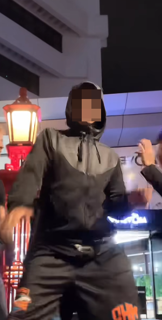 抖音網紅賈星在奧克蘭直播跳舞時,突然被多名男子毆打。(抖音)