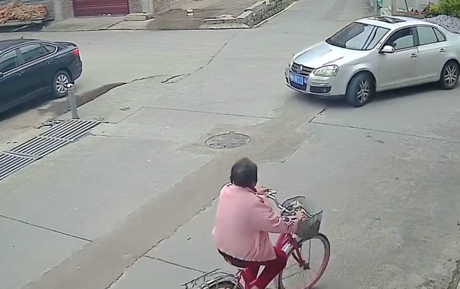 看到長者騎車摔倒要扶起來嗎?福建有兩名女初中生因好心做了這個動作,被索賠22萬元。(影片截圖)