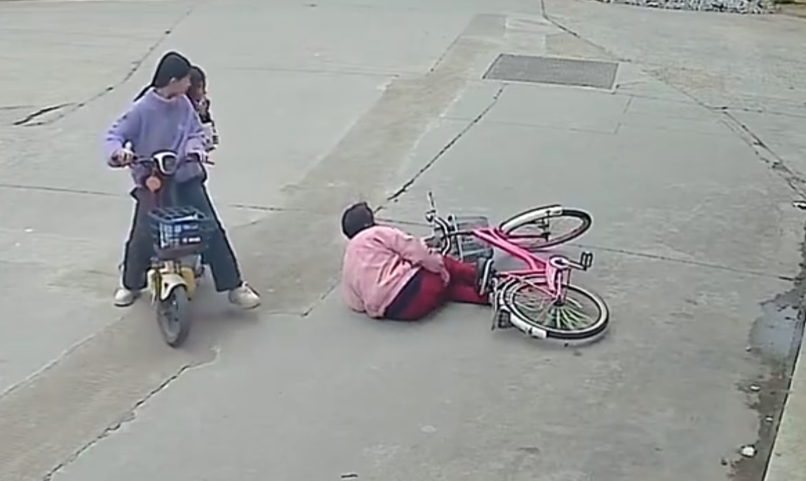 看到長者騎車摔倒要扶起來嗎?福建有兩名女初中生因好心做了這個動作,被索賠22萬元。(影片截圖)