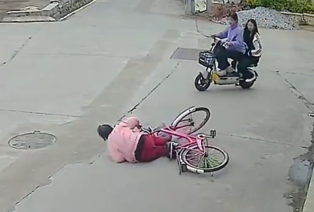 看到長者騎車摔倒要扶起來嗎?福建有兩名女初中生因好心做了這個動作,被索賠22萬元。(影片截圖)