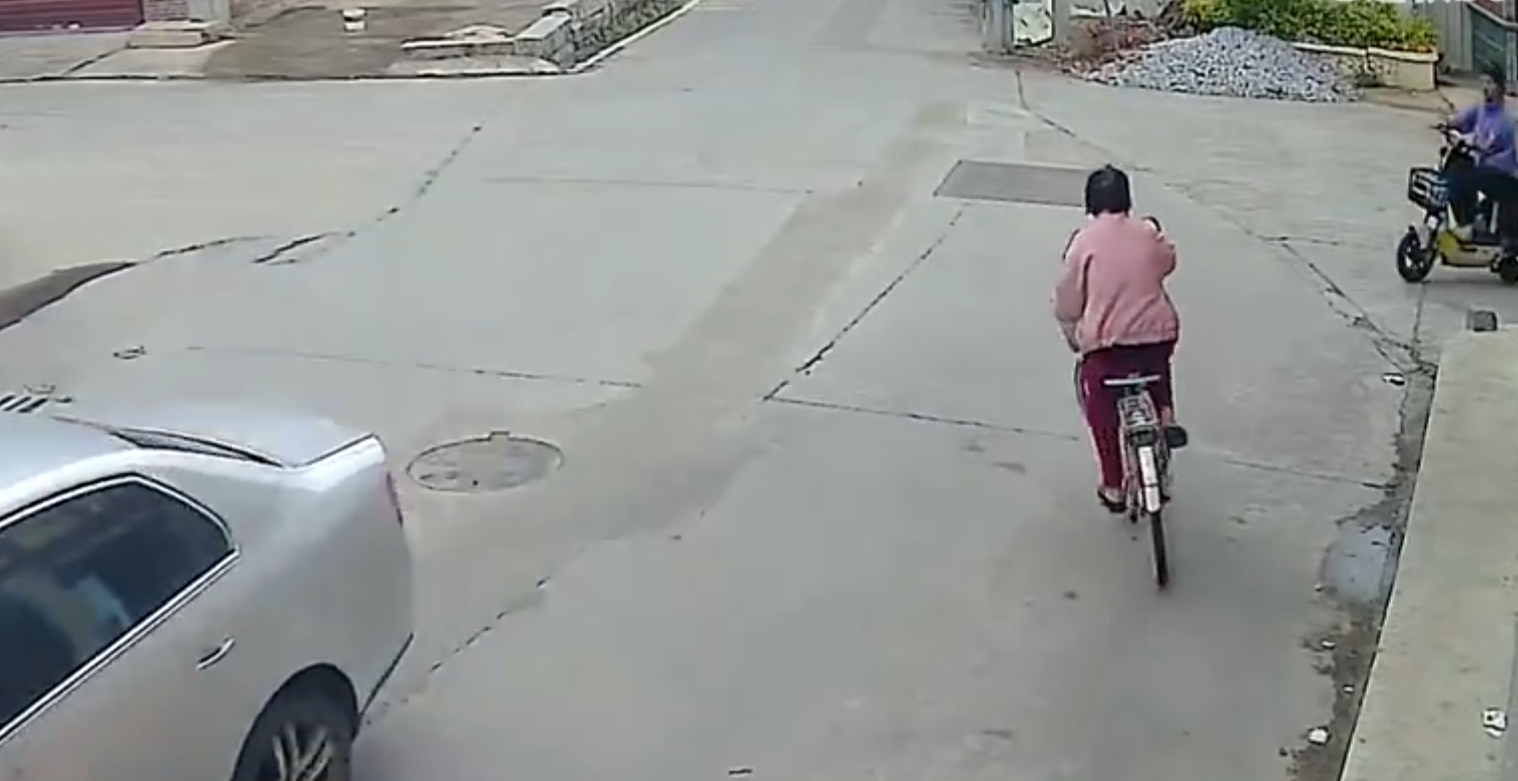 看到長者騎車摔倒要扶起來嗎?福建有兩名女初中生因好心做了這個動作,被索賠22萬元。(影片截圖)