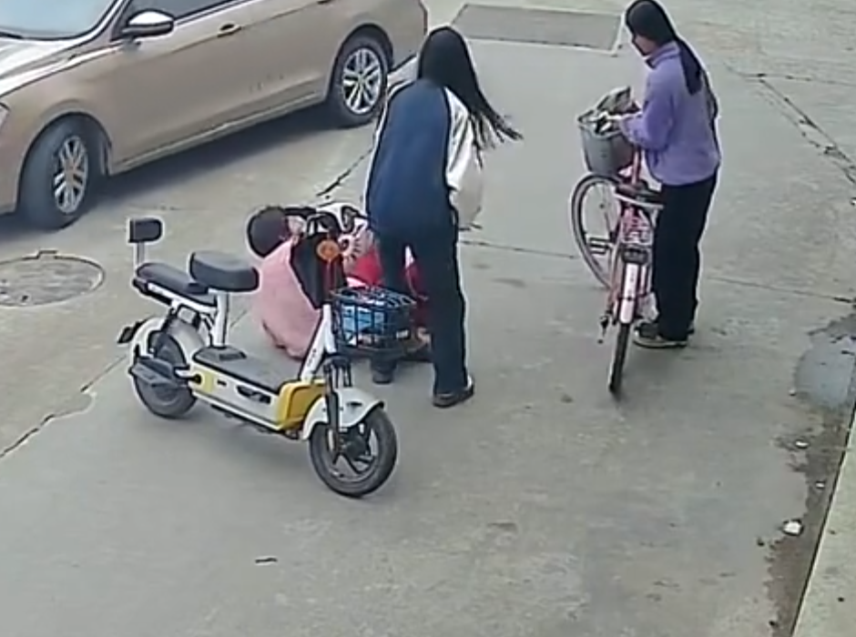 看到長者騎車摔倒要扶起來嗎?福建有兩名女初中生因好心做了這個動作,被索賠22萬元。(影片截圖)