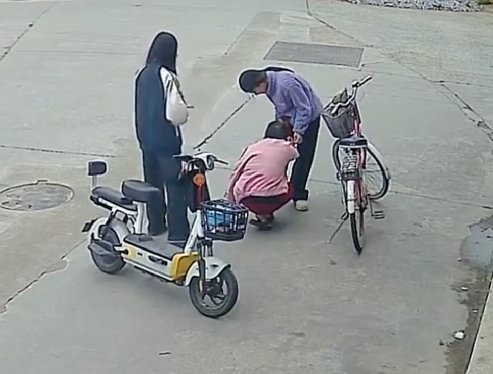 看到長者騎車摔倒要扶起來嗎?福建有兩名女初中生因好心做了這個動作,被索賠22萬元。(影片截圖)