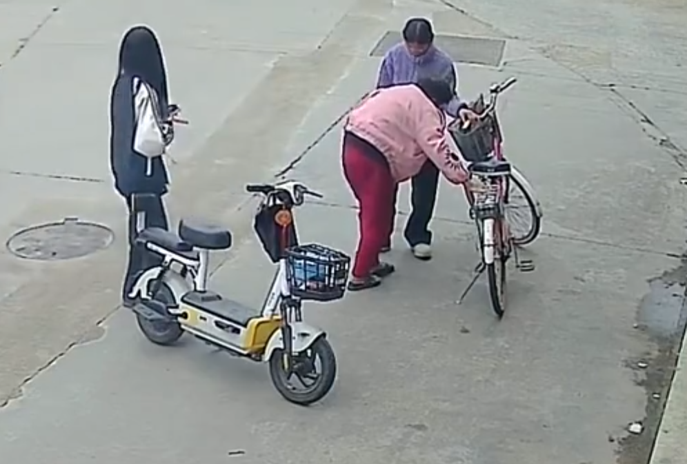 看到長者騎車摔倒要扶起來嗎?福建有兩名女初中生因好心做了這個動作,被索賠22萬元。(影片截圖)