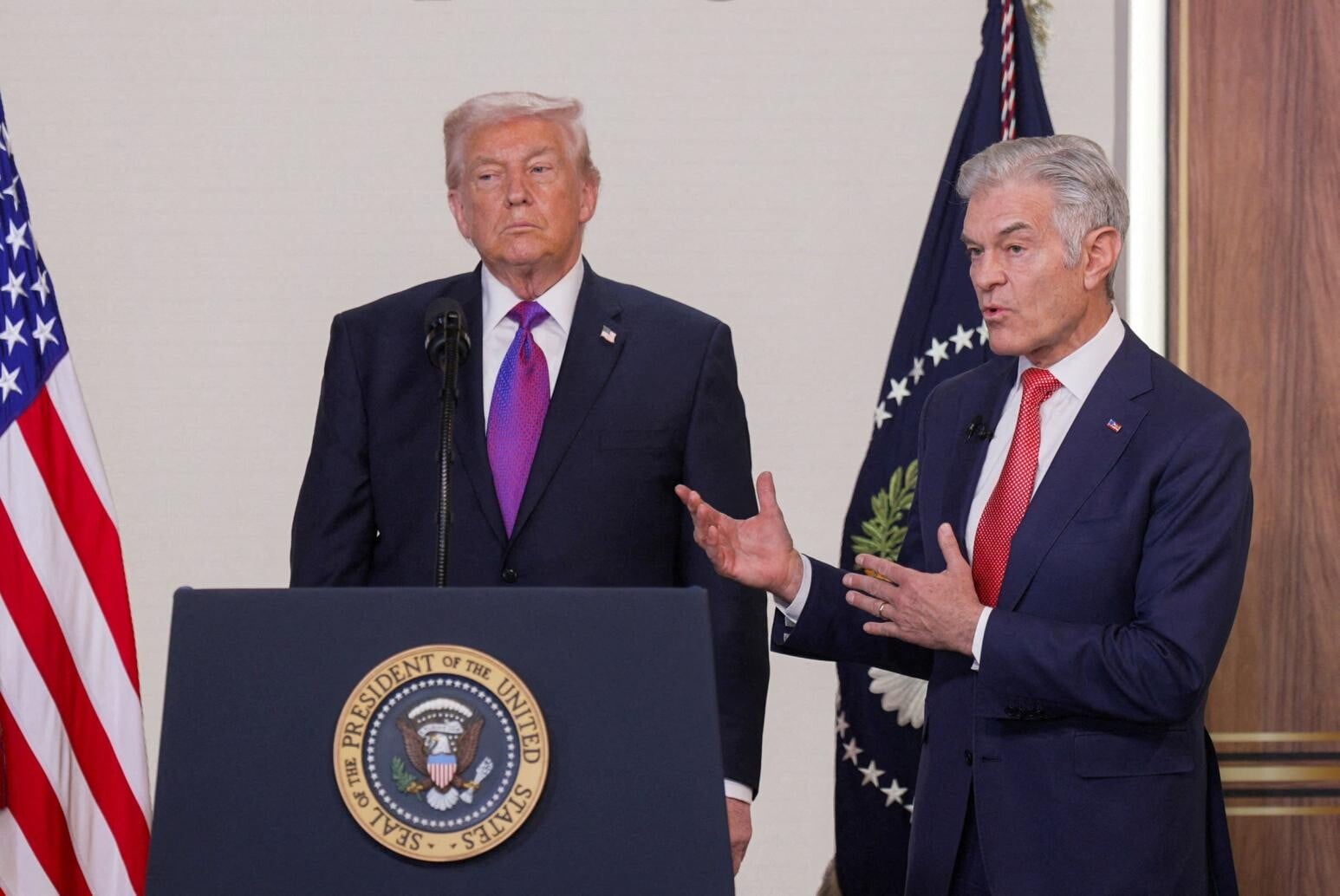 特朗普(左)5日在華府出席特朗普藥品折扣網站TrumpRx揭幕儀式,奧茲(右)在場演說。 (圖/路透社)