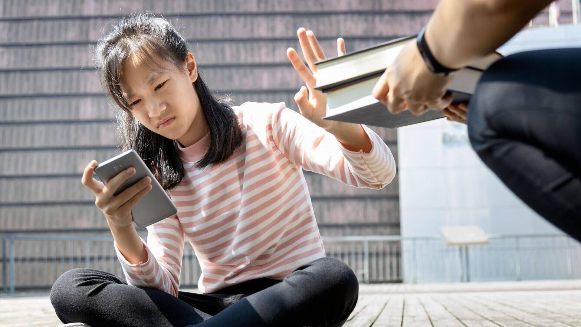 研究顯示短影音成癮會降低大腦對損失的敏感度、減緩資訊處理速度。（示意圖／unsplash）