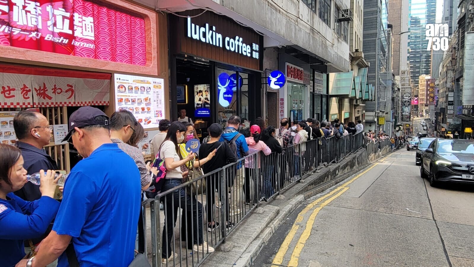 六合彩馬年新春金多寶今晚攪珠，中環士丹利街投注站大排長龍