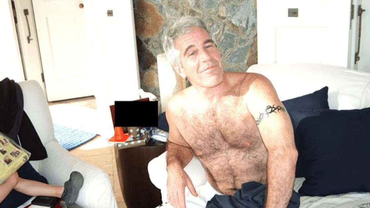 其中一張照片可見愛潑斯坦赤裸上身，身旁似坐有一名小童。(互聯網)