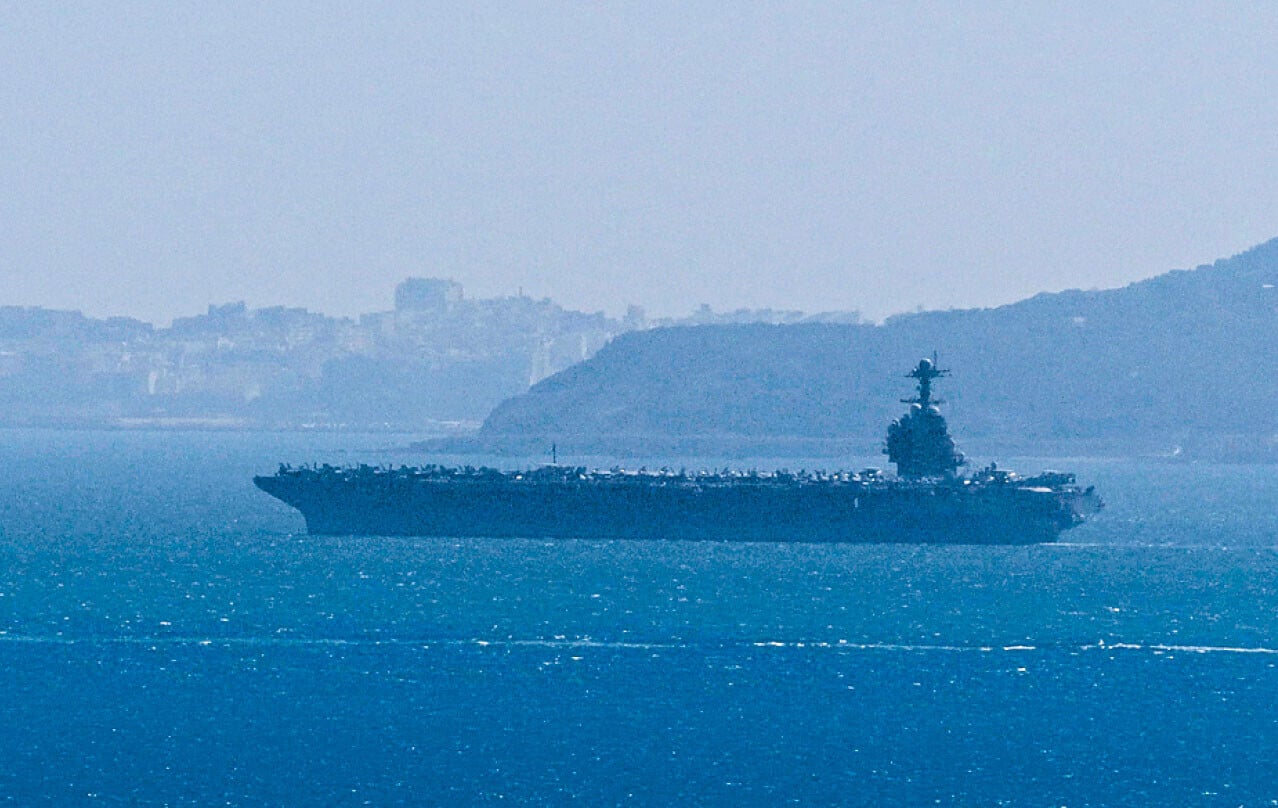 福特號航母較早前駛經直布羅陀。(路透社)
