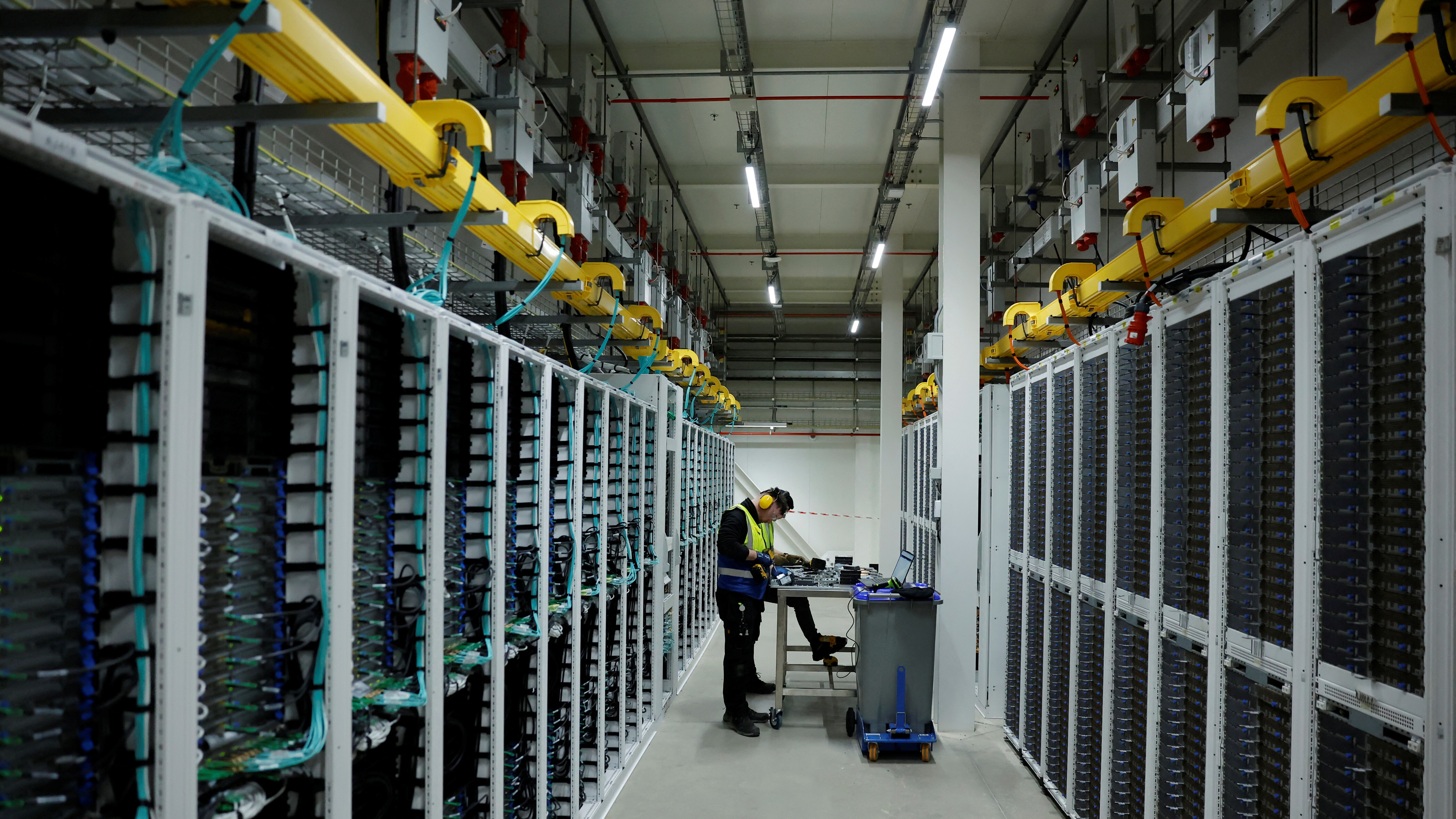 智譜股價低開逾13%。(資料圖片/路透社)