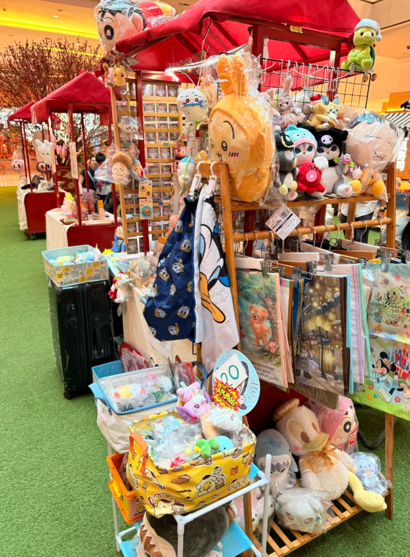 一間精品代購商店於愉景新城新年市集租用小攤檔,惟周日開檔5小時零收入,引發熱議討論(Threads)