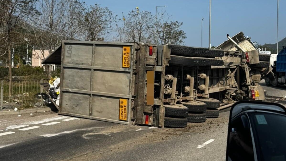 粉嶺香園圍重型貨車疑自炒翻側漏油，部分行車線封閉。(車cam L（香港群組）)