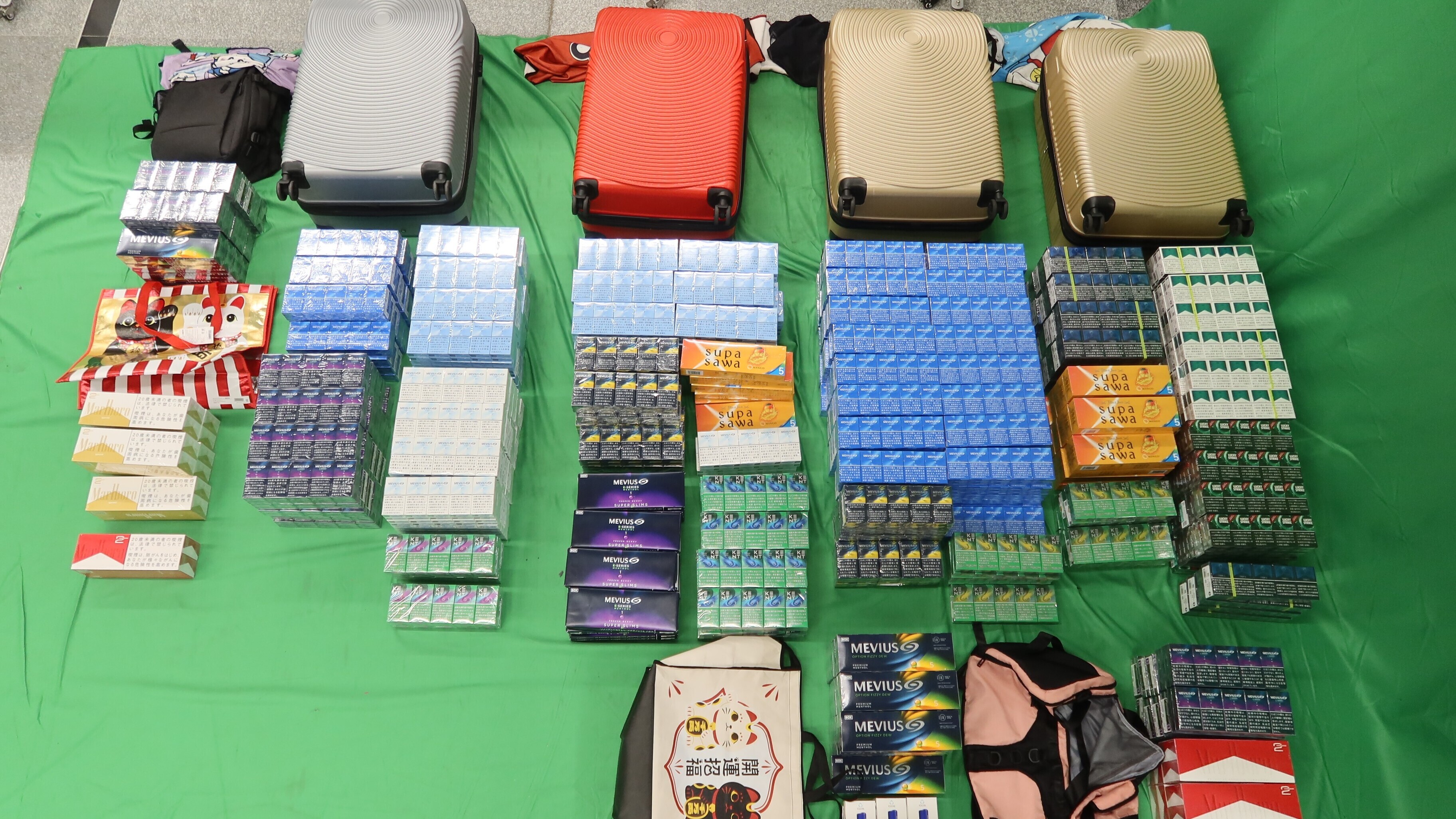 兩旅客攜38.5萬元未完稅香煙入境，各判囚7個月兼罰款500元。(政府新聞處)