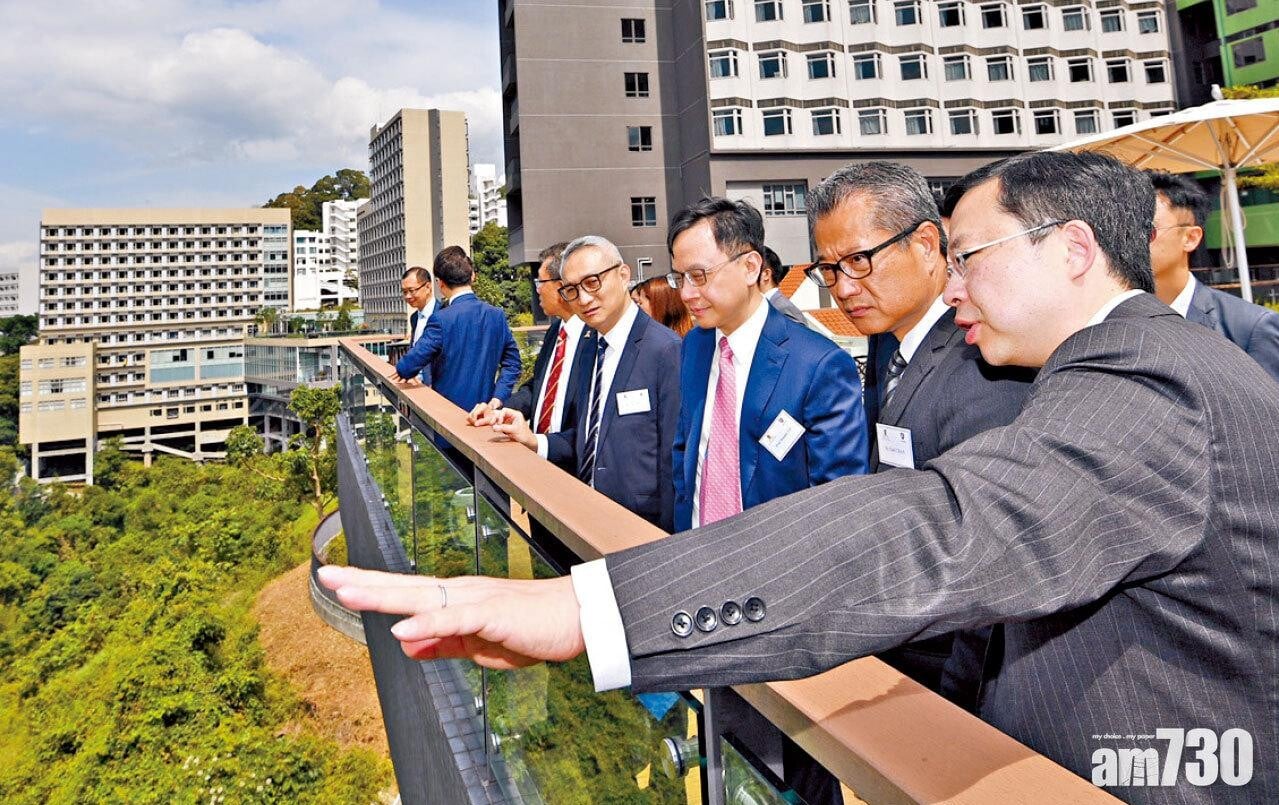 陳茂波(右二)巡視有培訓本地醫護的大專院校,考慮增撥資源。