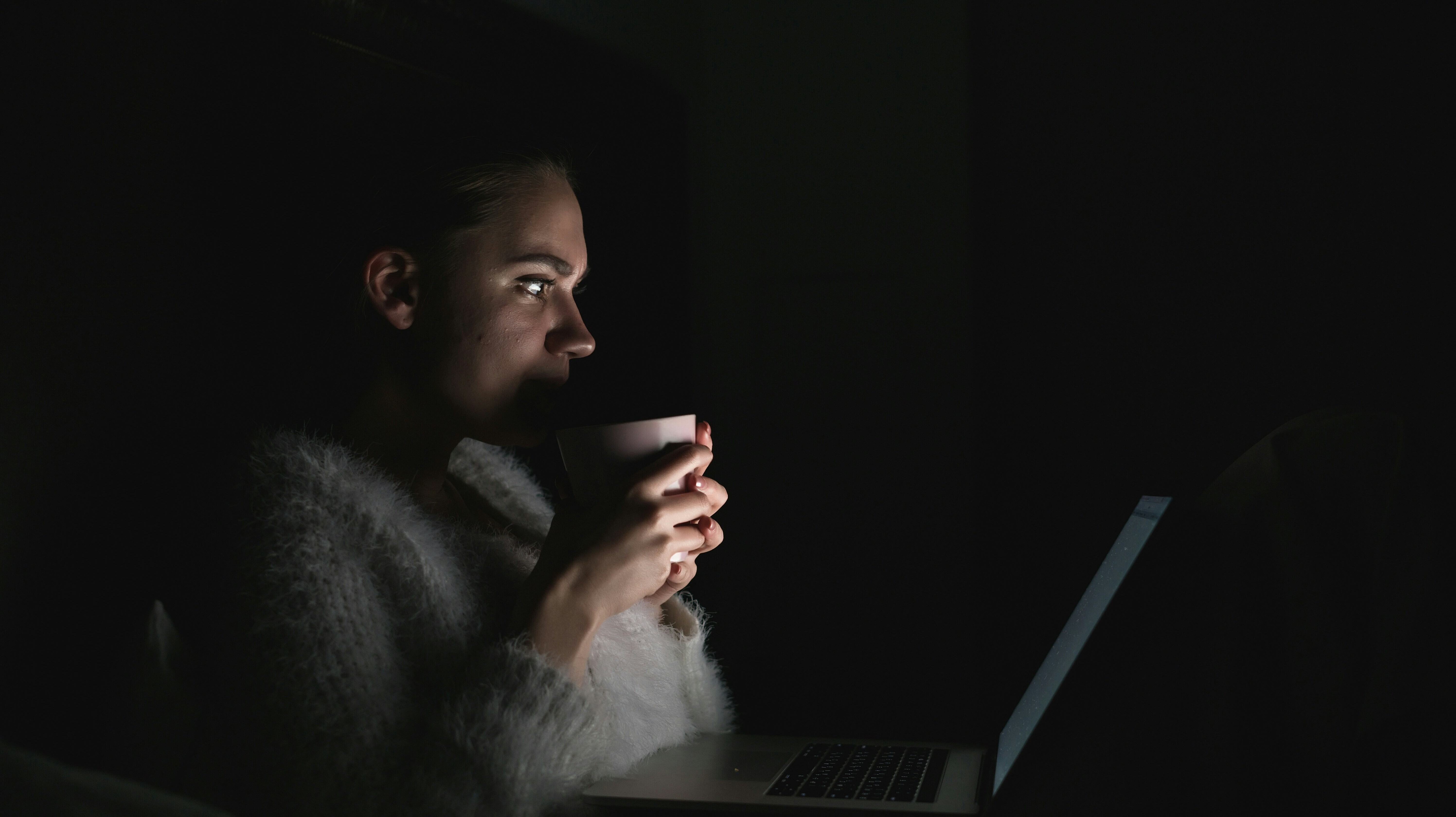 熄燈睇電視睇書傷眼？調低亮度+距離減近視風險