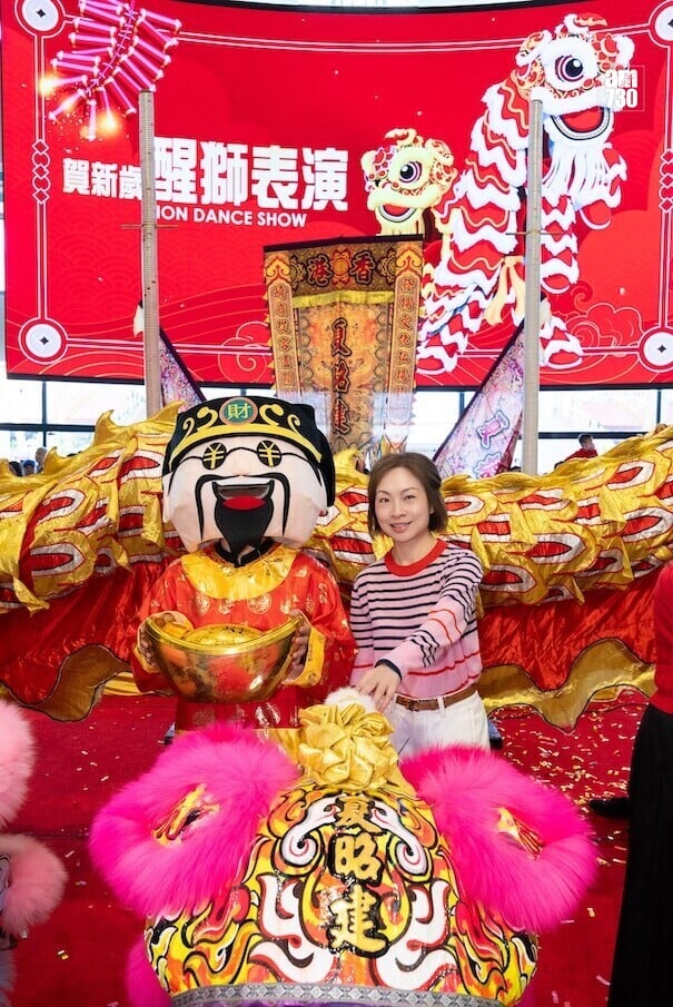 新鴻基地產代理有限公司租務部副總經理許嘉雯小姐:年輕客群及寵物主人於不同時段到訪辦年貨、置新裝及與親友相聚,帶動商場人流平均上升約10%,商戶生意額增長約12% 3