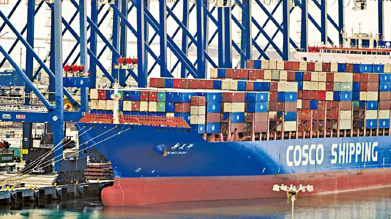 美國關稅政策令美國貿易夥伴無所適從。圖為全美第二繁忙貨櫃港加州長灘港。(美聯社)