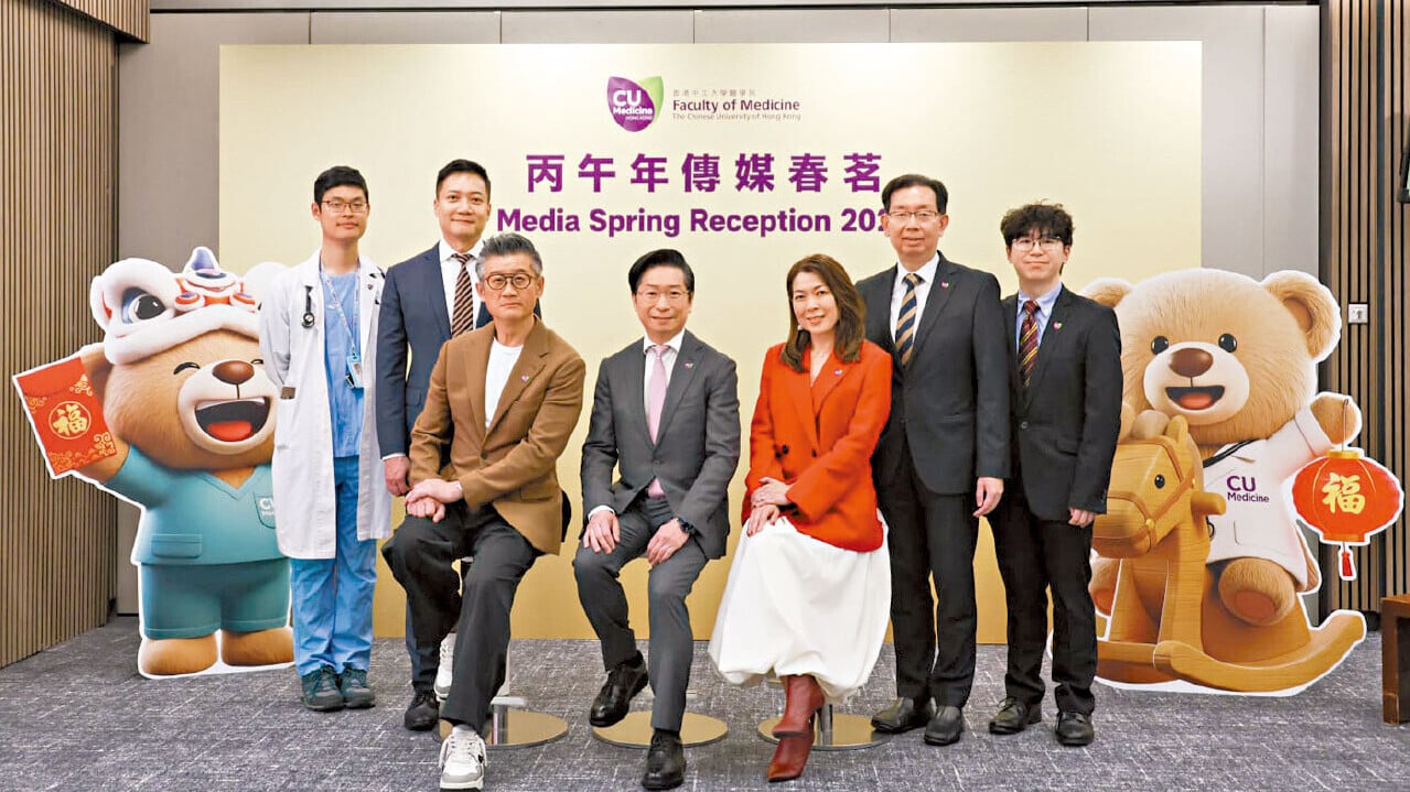 趙偉仁(前排中)表示，AI已徹底改變醫學實踐；前排左為莫樹錦。(周令知攝)