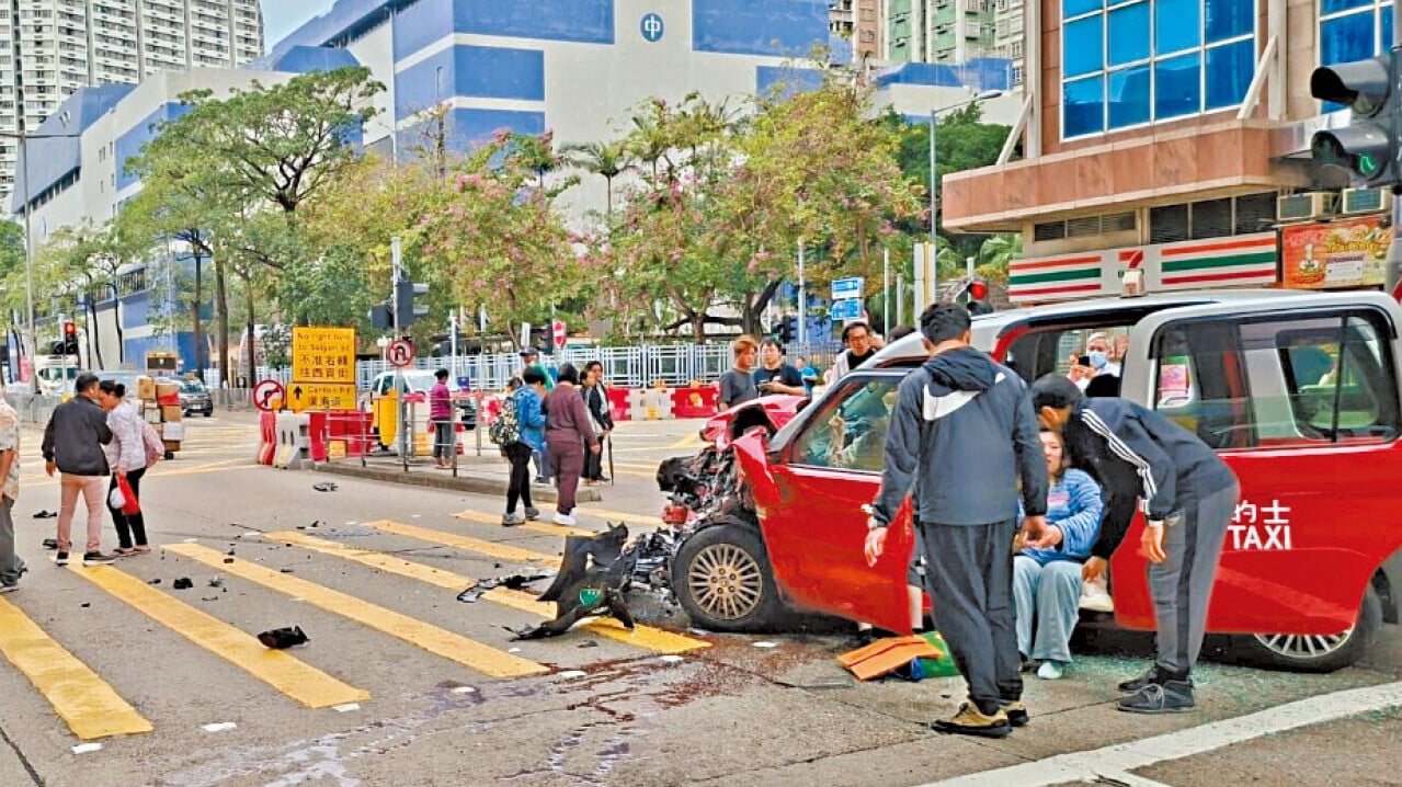 撞林寶堅尼 的士司機被捕 4內地旅客多處受傷