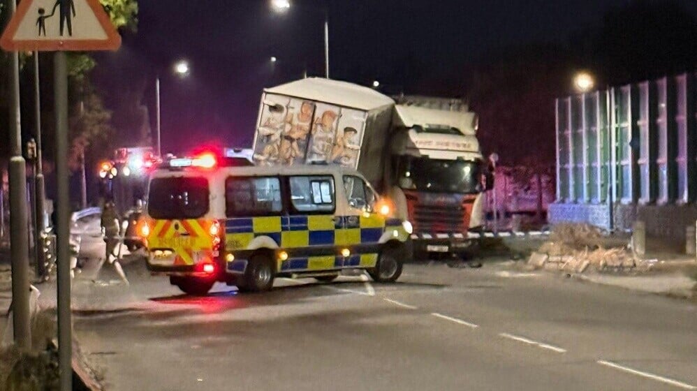 天水圍貨車疑越線撼拖頭，司機一度昏迷被困，來回全線封閉。(FB/馬路的事(即時交通資訊區）)