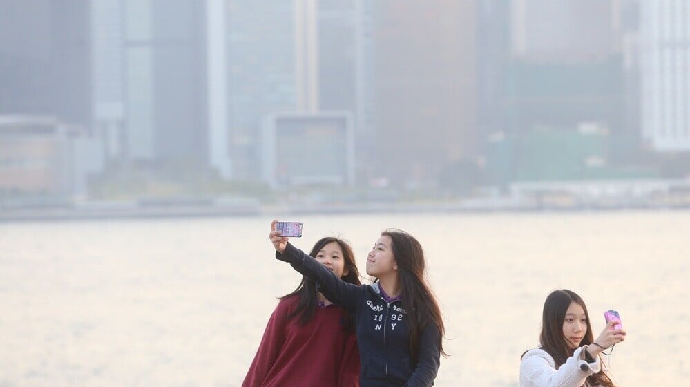 今早部分地區能見度頗低，今日最高約24度，未來一兩日早晚較潮濕。(資料圖片)