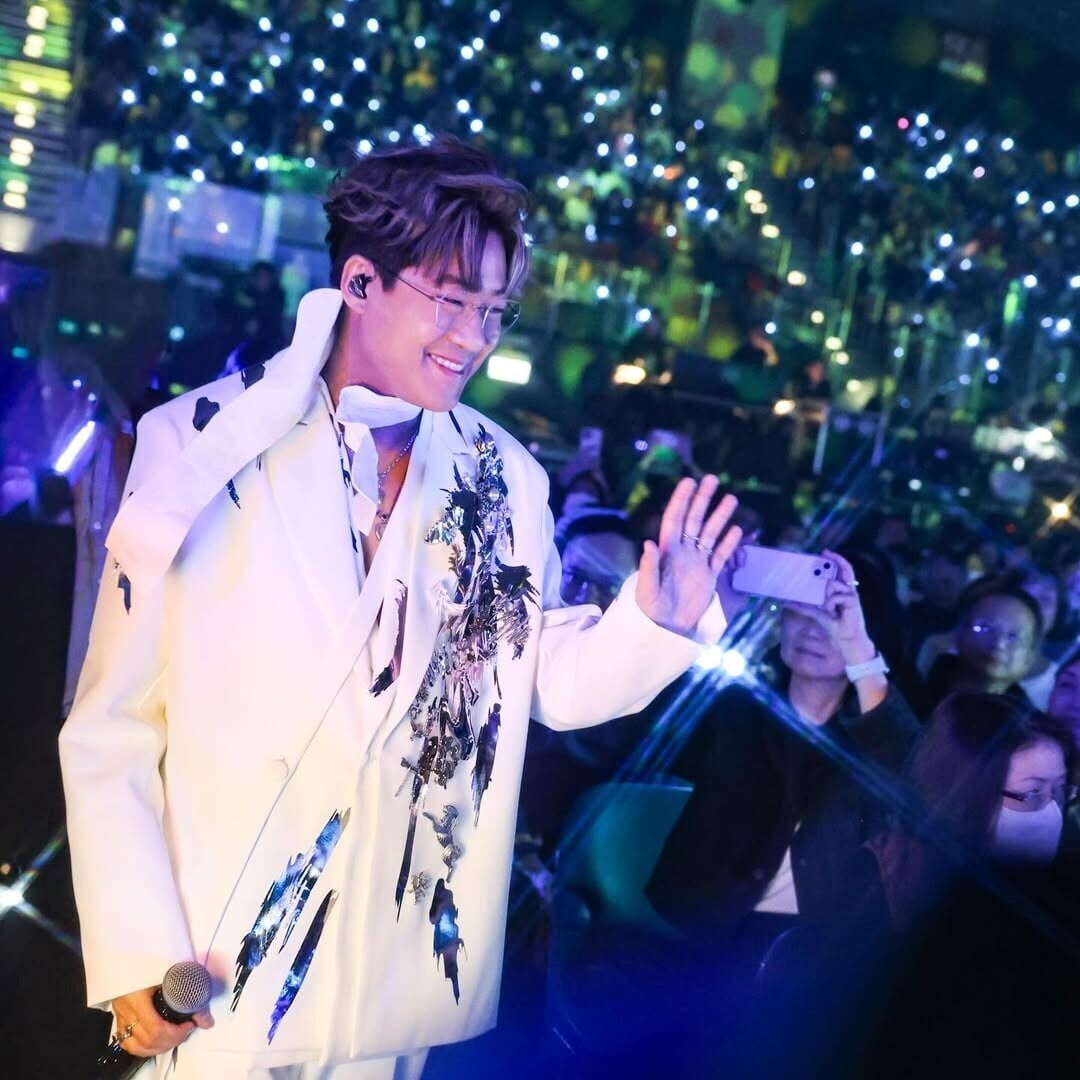 羅啟豪的父母年時亦曾參加歌唱比賽獲獎,而他媽媽劉英曾是酒店駐場歌手,他亦遺傳了父母的唱歌天份。(IG@ramonlomusic)