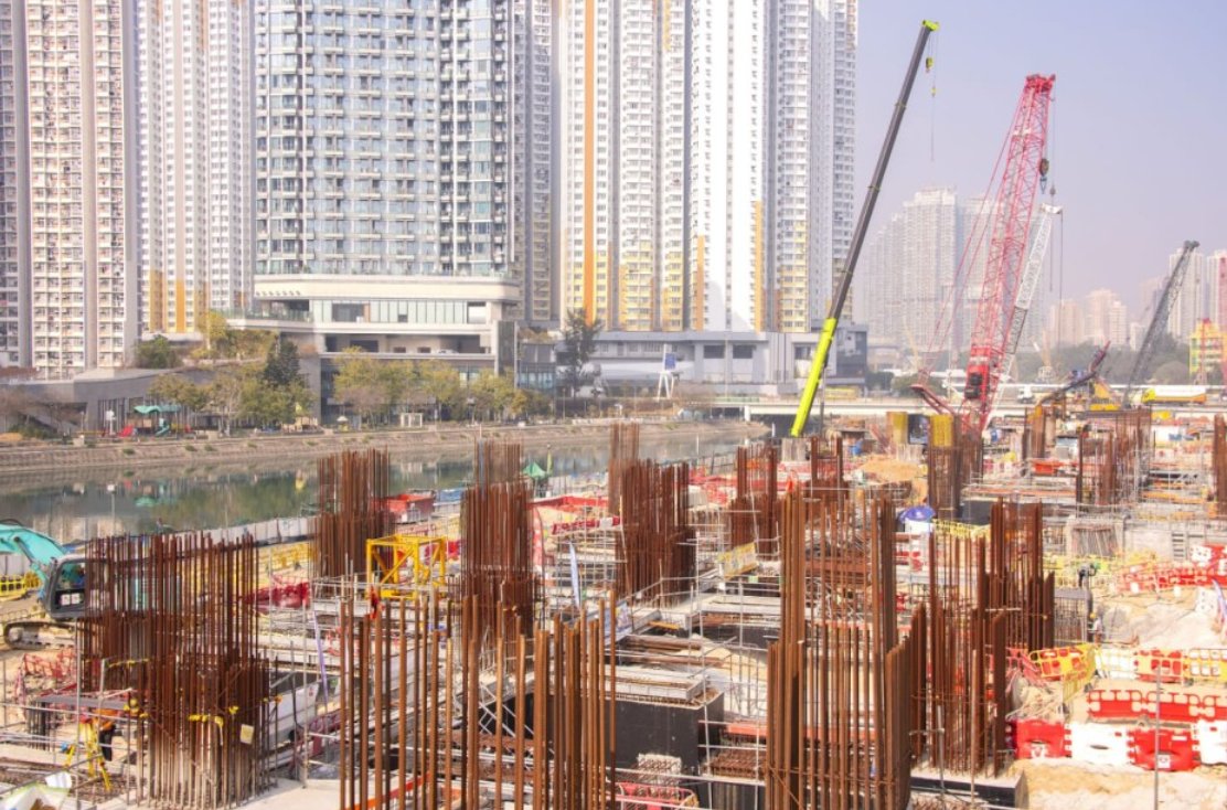 原有屯門游泳池亦已啟動拆卸,釋出土地以全面進行第16區站的建造工程(港鐵)