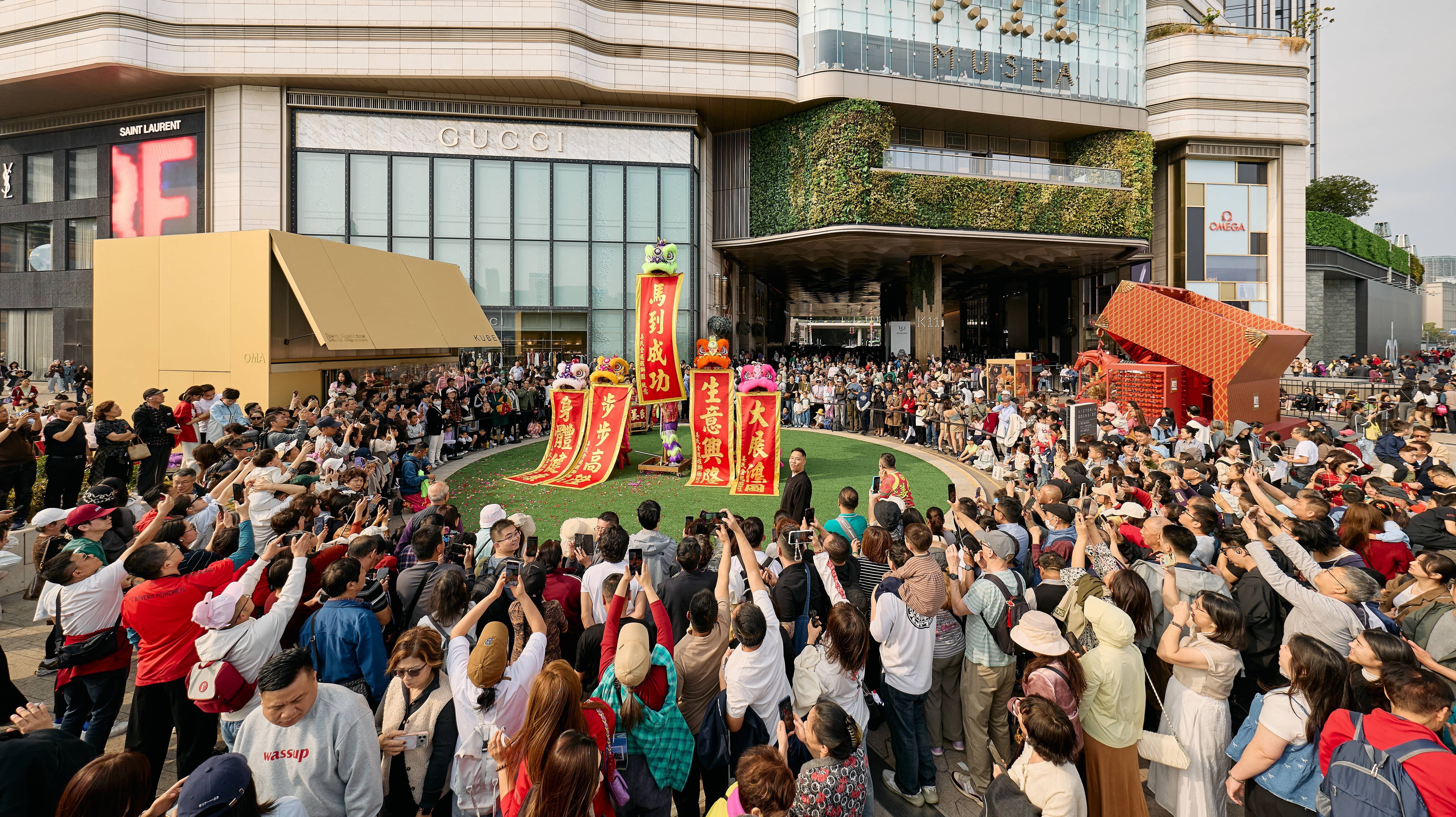 01 一系列節慶活動落戶K11 MUSEA，如姜氏金龍醒獅團的「潮獅」表演等A series of festive celebrations took place at K11 MUSEA during the Year of the Horse