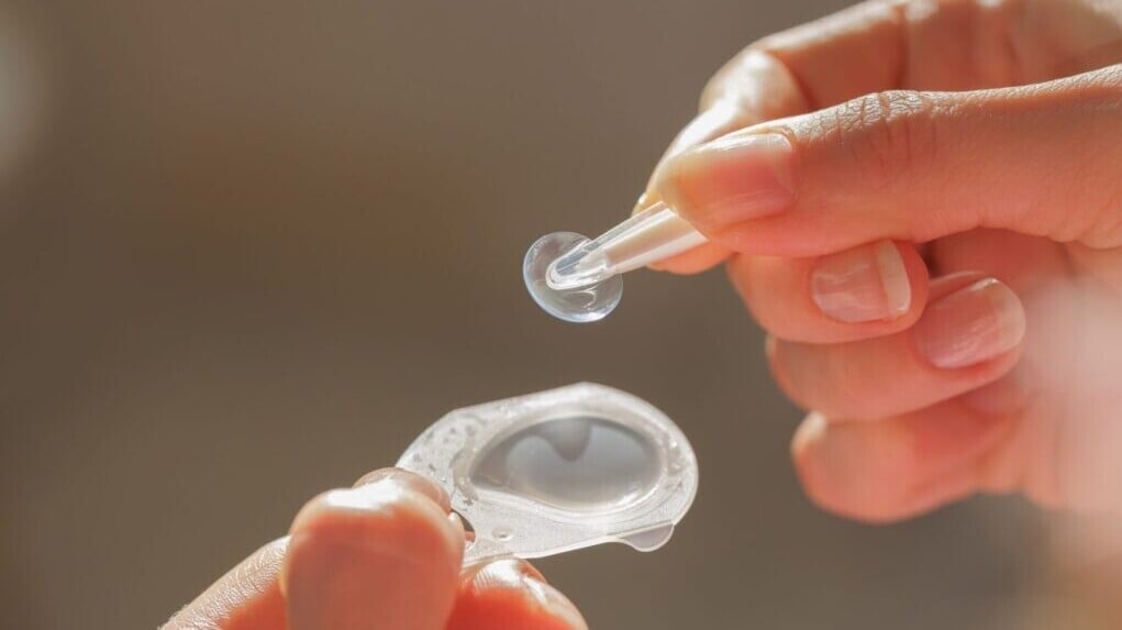 許多人偏好佩戴隱形眼鏡，醫生表示，若不留意手部清潔，可能導致細菌感染。