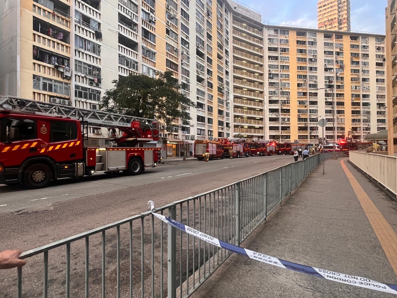 華富邨單位起火濃煙沖天,至少1人受傷約20居民自行疏散。(林詠欣Facebook)