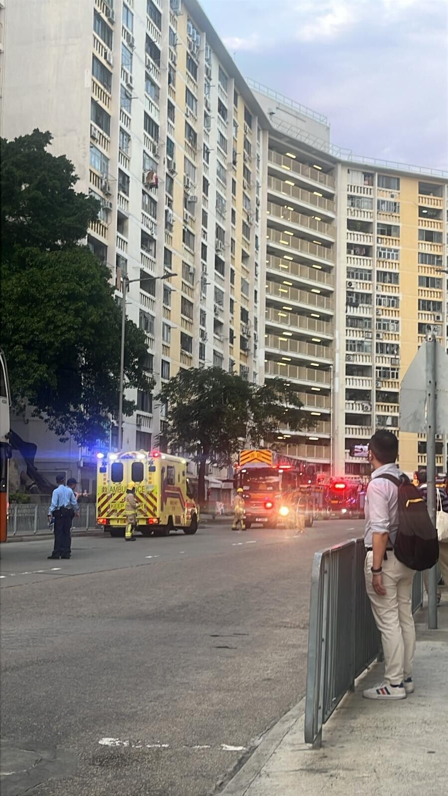 華富邨單位起火濃煙沖天,至少1人受傷約20居民自行疏散。(林詠欣Facebook)