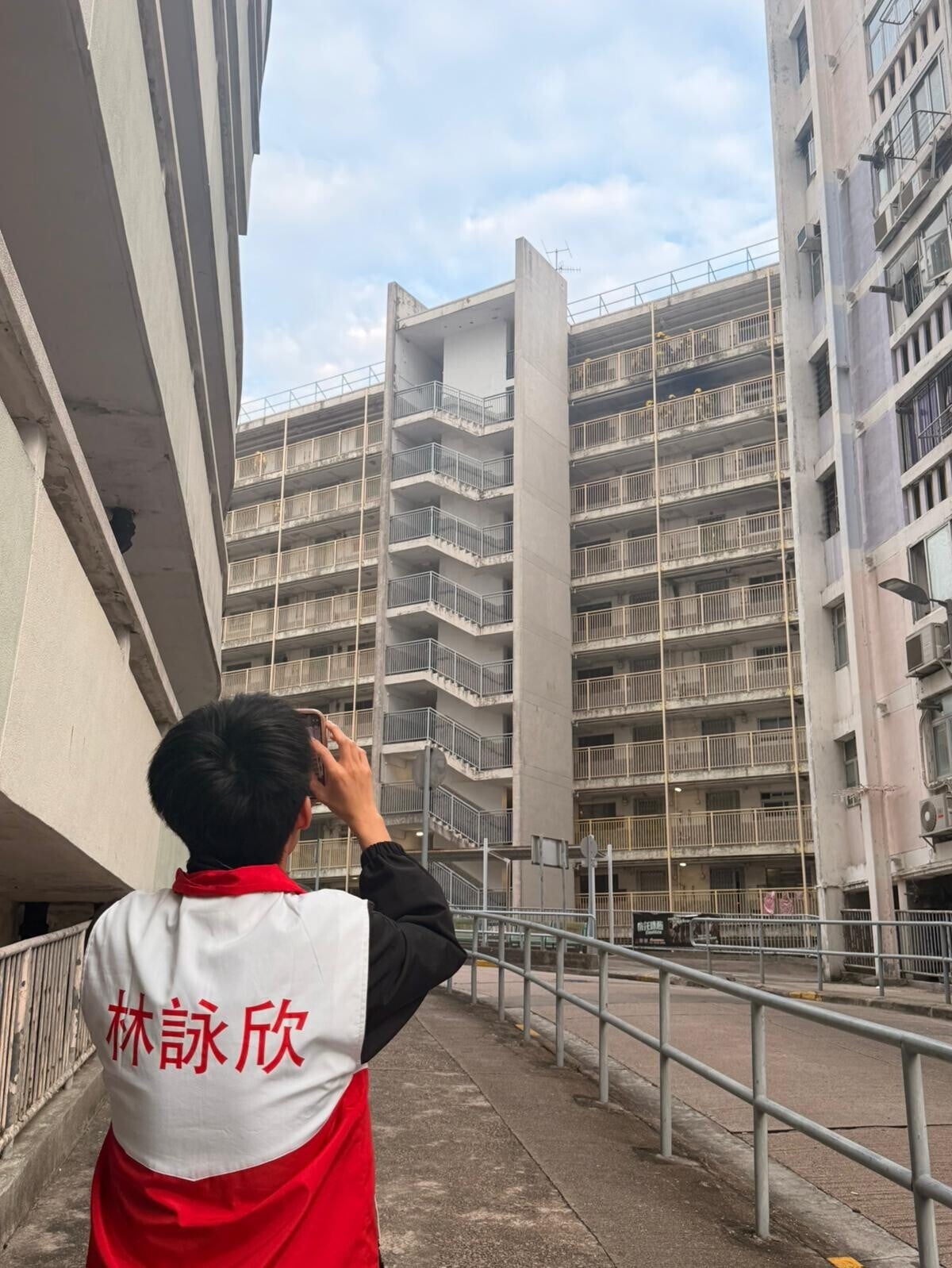 華富邨單位起火濃煙沖天,至少1人受傷約20居民自行疏散。(林詠欣Facebook)