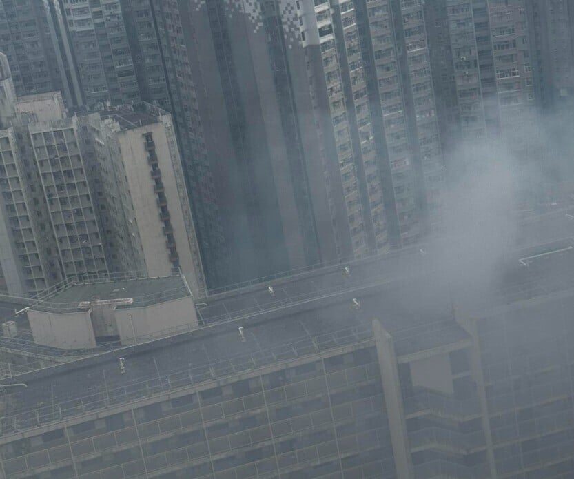 華富邨單位起火濃煙沖天,至少1人受傷約20居民自行疏散。(南區之友 2.0fb)