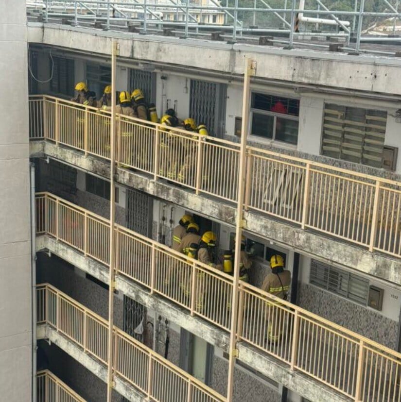 華富邨單位起火濃煙沖天,至少1人受傷約20居民自行疏散。(南區之友 2.0fb)