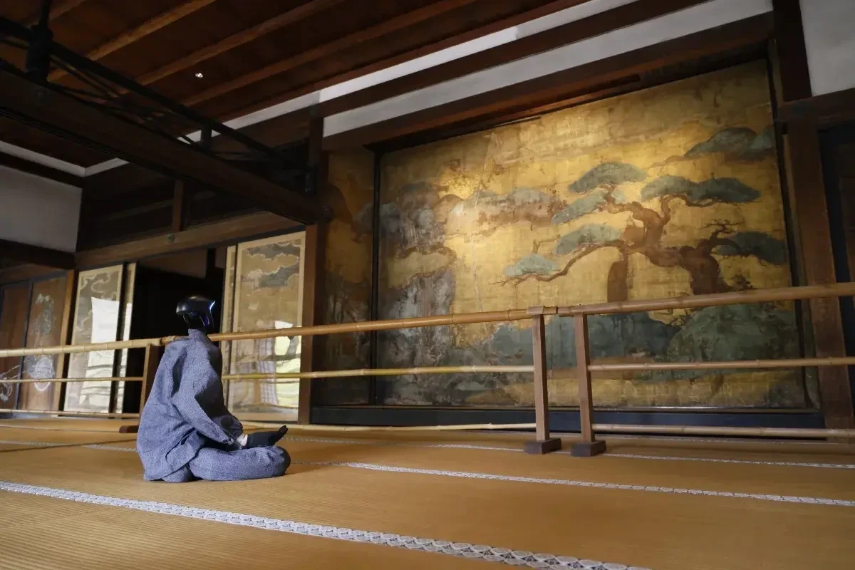 京都大學開發AI佛陀機械人,高約1.3米能行走