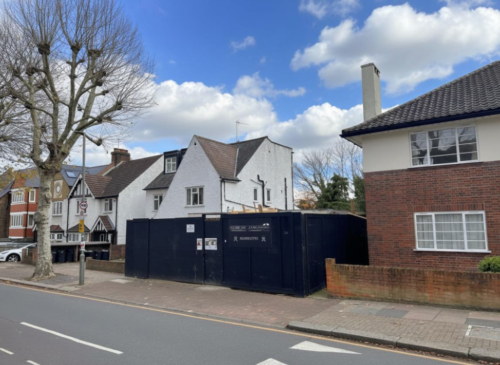 物業目前圍板興建。(互聯網)