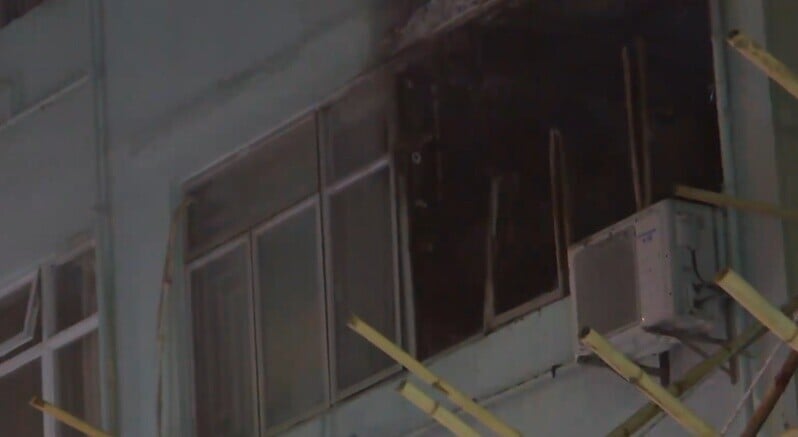 消防到場協助疏散大廈居民,架起雲梯向火場射水將火撲滅。(有線新聞截圖)