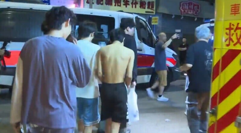 事件中,共7男1女吸入濃煙不適,8人均為留學生,全部清醒由救護車分別送往3間醫院治理。(有線新聞截圖)