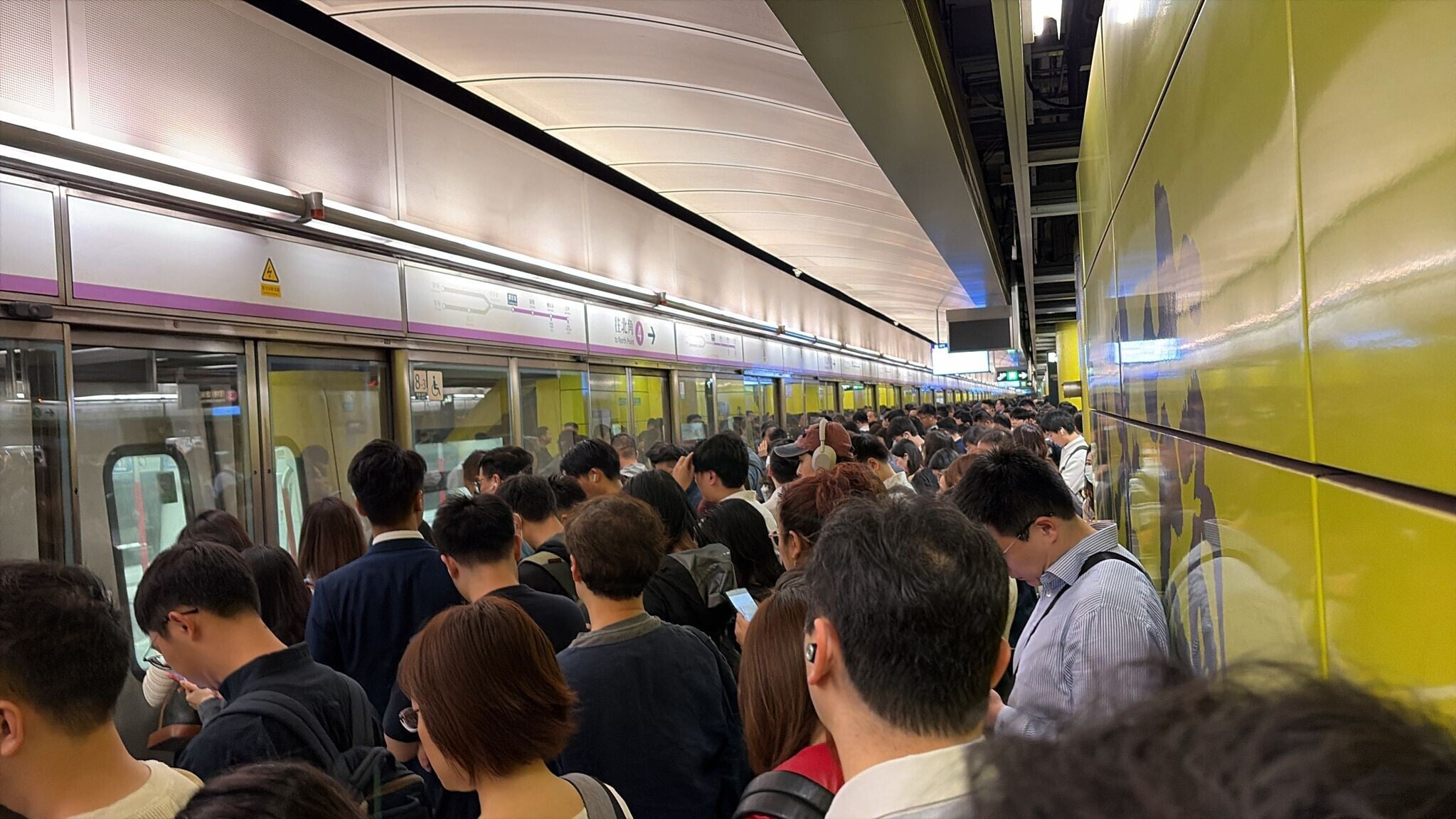 港鐵北角站3號月台幕門運作不暢順。(調景嶺站)