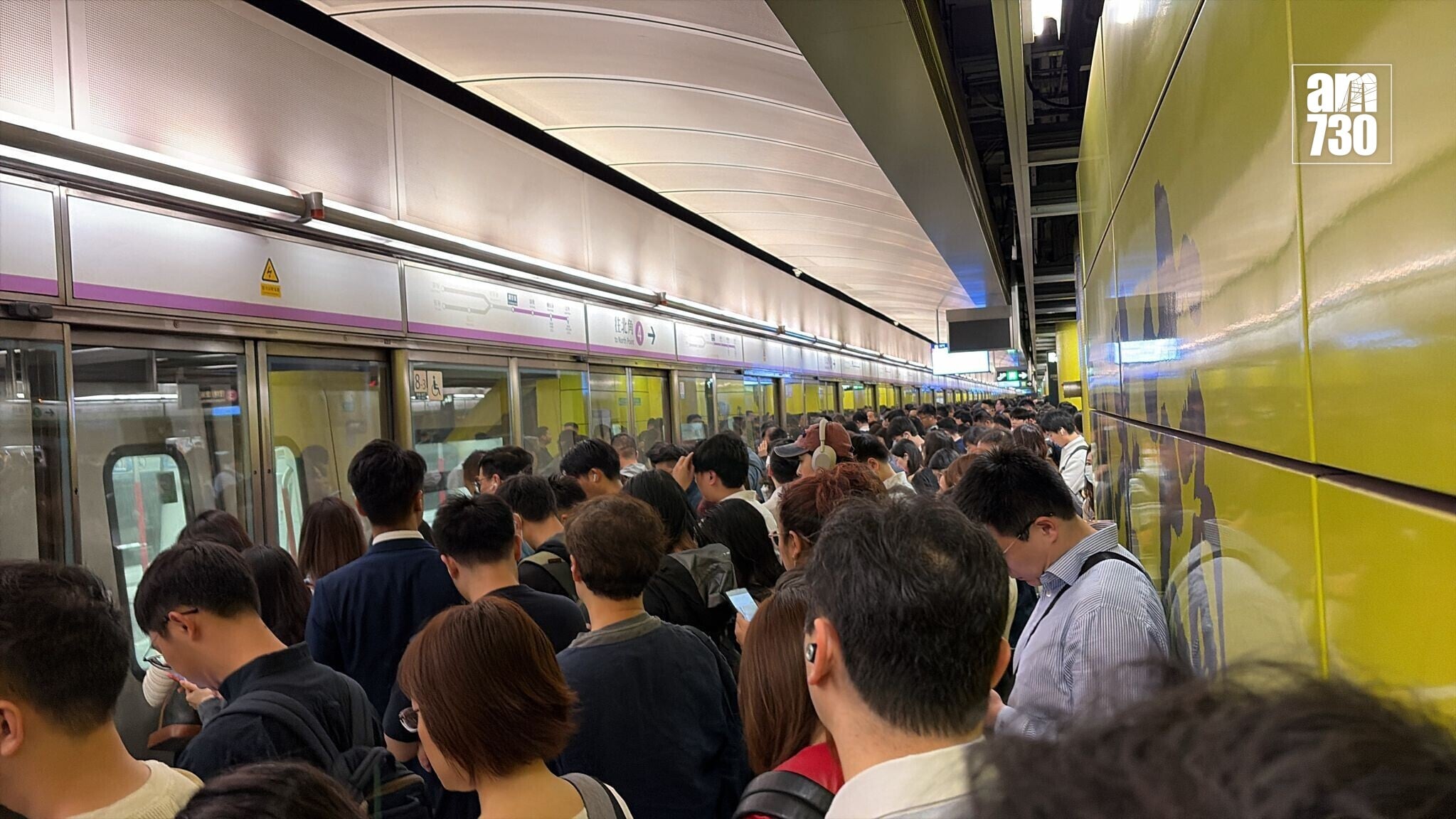 港鐵北角站3號月台幕門運作不暢順。(調景嶺站)