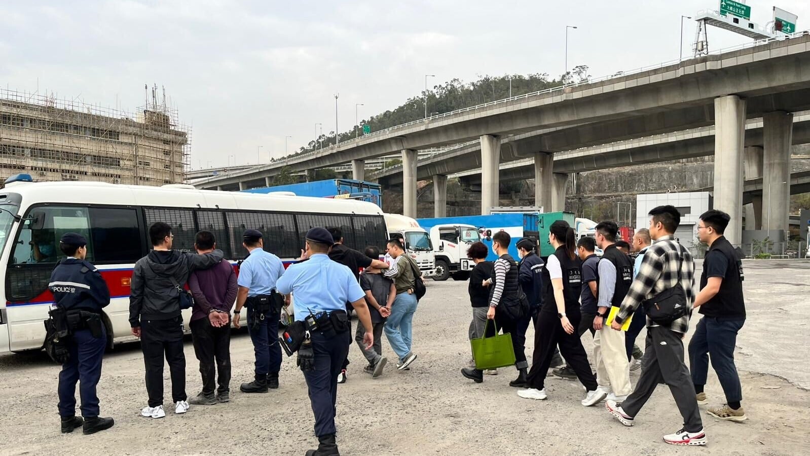 跨部門新界南及機場反黑工拘23人，包括5內地女涉賣淫。(警方圖片)