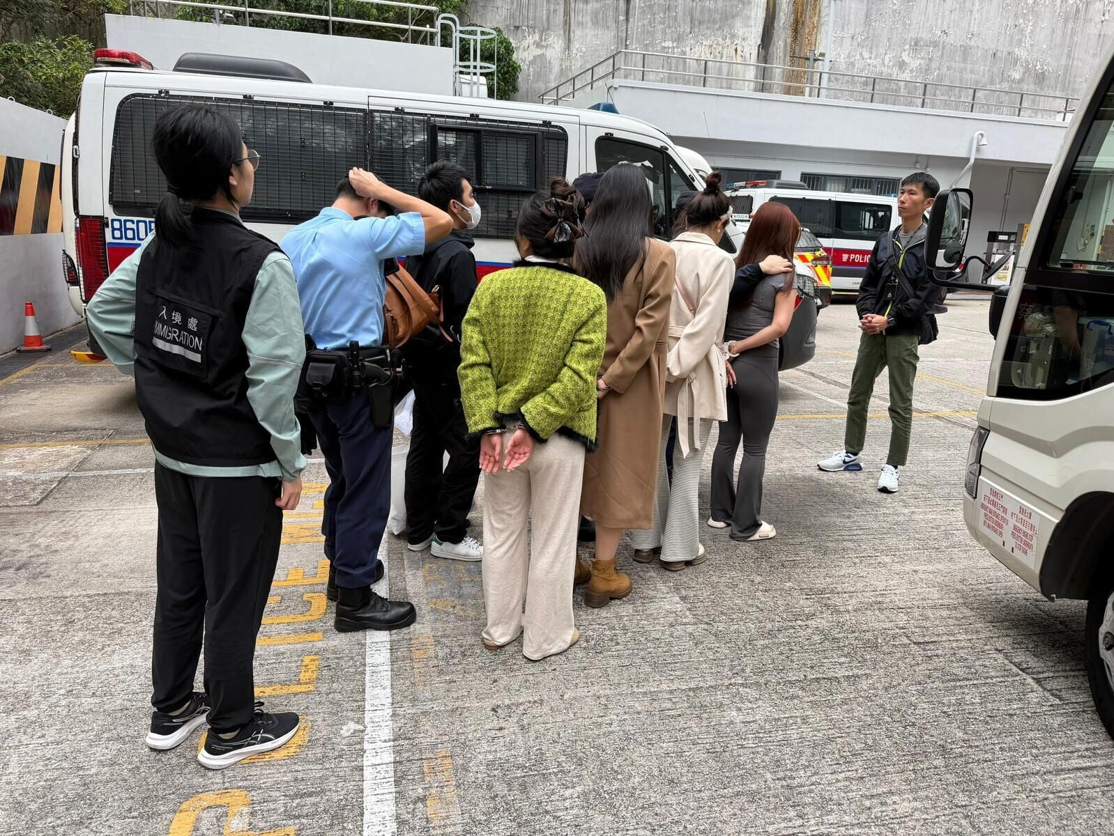 跨部門新界南及機場反黑工拘23人,包括5內地女涉賣淫。(警方圖片)