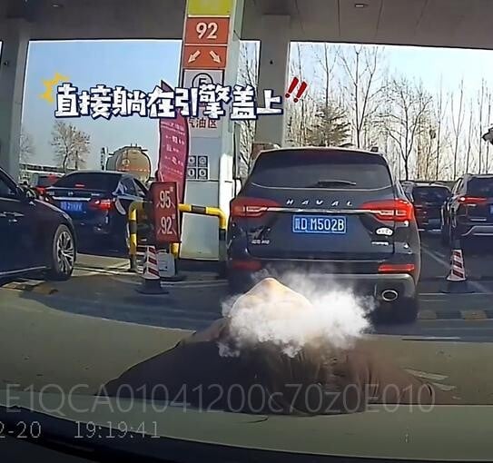 江蘇加油站「人肉打尖」 響咹後躺車頭冚險象環生（有片）