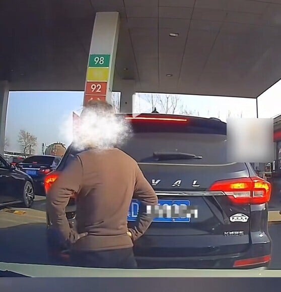 一名男子在加油站排隊,竟遇到一名女子「人肉打尖」