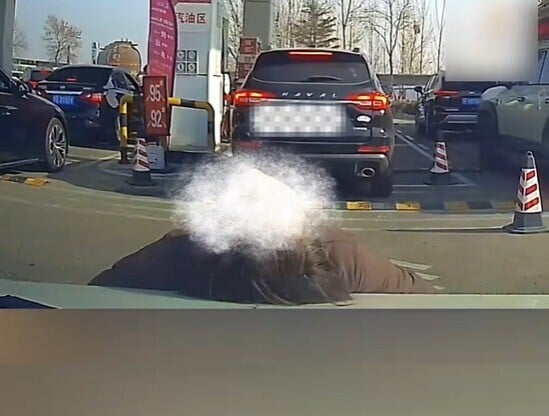 後來更躺在他的車頭冚上