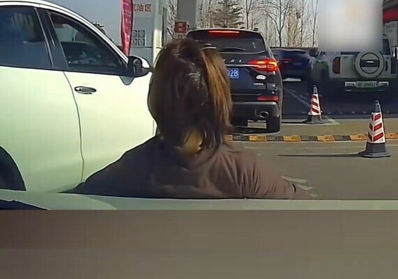 幾秒後女子待其家人駕駛的白色車插隊