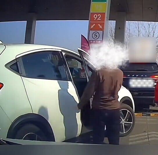 女子回到白車上